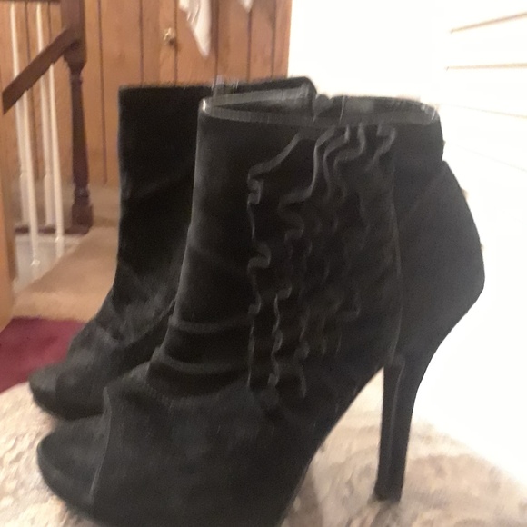 NWOT - Ruffled peep toe booties - Picture 2 of 2
